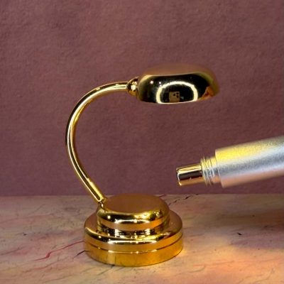 LED skrivebordslampe i messing